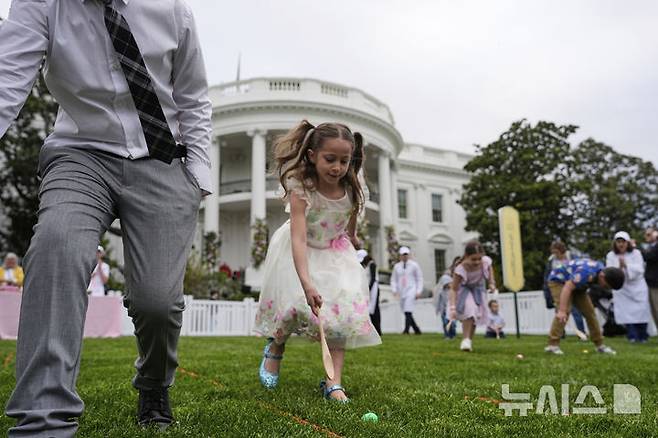 [워싱턴=AP/뉴시스] 21일(현지 시간) 백악관 사우스론에서 열린 연례 '백악관 부활절 달걀 굴리기' 행사에 참여한 한 어린이가 달걀을 굴리고 있다. 2025.04.22.