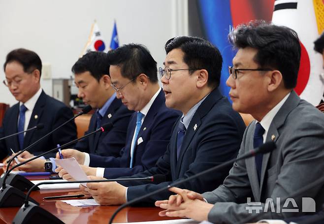 [서울=뉴시스] 고승민 기자 = 박찬대 더불어민주당 대표 직무대행 겸 원내대표가 22일 서울 여의도 국회에서 열린 원내대책회의에서 발언하고 있다. 2025.04.22. kkssmm99@newsis.com