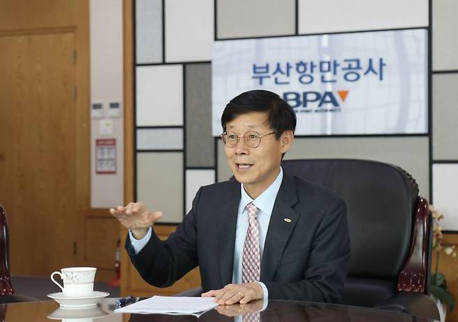 [부산=뉴시스] 18일 오전 부산 중구 부산항만공사(BPA) 사옥에서 만난 송상근 BPA 사장이 북항 재개발 사업 추진에 대해 이야기하고 있다. (사진=부산항만공사 제공) 2025.04.22. photo@newsis.com *재판매 및 DB 금지