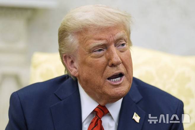 [워싱턴=AP/뉴시스]도널드 트럼프 미국 대통령이 17일(현지 시간) 조르자 멜로니 이탈리아 총리와 회담한 후 백악관 집무실에서 취재진에 발언하고 있다. 2025.04.18.