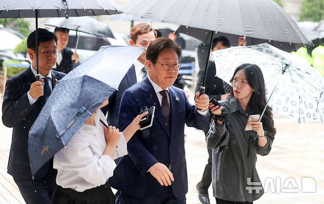 [서울=뉴시스] 김선웅 기자 = 이재명 제21대 대통령 선거 더불어민주당 경선 후보가 22일 서울 서초구 서울 서초구 서울중앙지법에서 열린 대장동 배임 및 성남FC 뇌물 의혹 사건 75차 공판에 출석하고 있다. 2025.04.22. mangusta@newsis.com