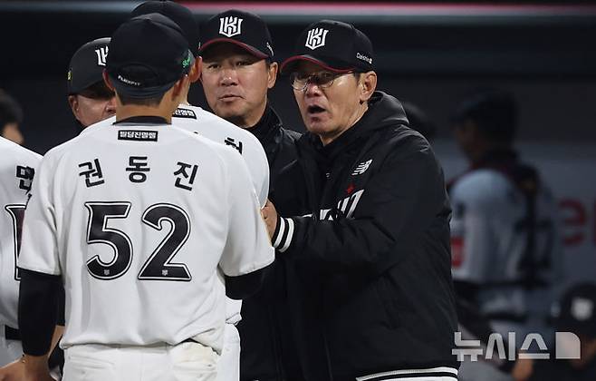 [수원=뉴시스]  Chu Chul Chul Reporter = Kt Lee Kang -Cheolは、午後の午後にGyeonggi -doのSuwon Katie Wiz Parkで開催された2025 KBOリーグLGツインズとKTウィズを獲得しました。 2025.04.02。 scchoo@newsis.com