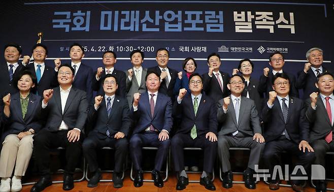 [서울=뉴시스] 조성우 기자 = 우원식(앞줄 오른쪽 네 번째부터) 국회의장과 최태원 대한상공회의소 회장, 박찬대 더불어민주당 당대표 직무대행 겸 원내대표 등 참석자들이 22일 오전 서울 여의도 국회 사랑재에서 열린 국회 미래산업포럼 발족식에 앞서 기념촬영을 하고 있다.앞줄 왼쪽부터 남인순 더불어민주당 의원, 천하람 개혁신당 대표 권한대행 겸 원내대표, 박찬대 더불어민주당 당대표 직무대행 겸 원내대표, 최태원 대한상의 회장, 우원식 국회의장, 주호영 국회부의장, 황운하 조국혁신당 원내대표, 이철규 국민의힘 의원. (공동취재) 2025.04.22. photo@newsis.com