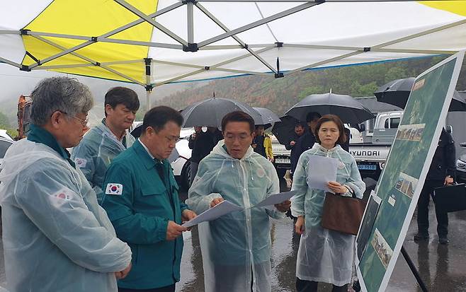 [산청=뉴시스] 박명균 도 행정부지사가 22일  산청군 시천면 중태마을을 방문해 철거 작업 진행 상황을 꼼꼼히 챙기고 있다. (사진=경남도 제공) 2025. 04. 22. photo@newsis.com *재판매 및 DB 금지