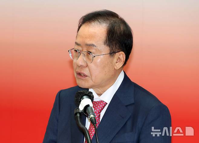 [서울=뉴시스] 고승민 기자 = 홍준표 국민의힘 대선 경선 후보가 지난 21일 서울 여의도 캠프 사무실에서 복지 관련 공약 발표를 하고 있다. 2025.04.21. kkssmm99@newsis.com