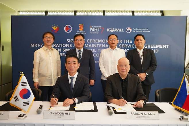 [서울=뉴시스] 백원국 국토교통부 제2차관(뒷줄 왼쪽 두 번째)을 단장으로 한문희 한국철도공사(코레일) 사장(앞줄 왼쪽)이 참여한 수주지원단이 22일 오전 9시(현지시간 기준) 필리핀 마닐라에서 수주한 마닐라 도시철도 운영·유지보수 사업 계약을 체결하고 기념촬영을 하고 있다. 2025.04.22. (사진=국토부 제공) photo@newsis.com  *재판매 및 DB 금지