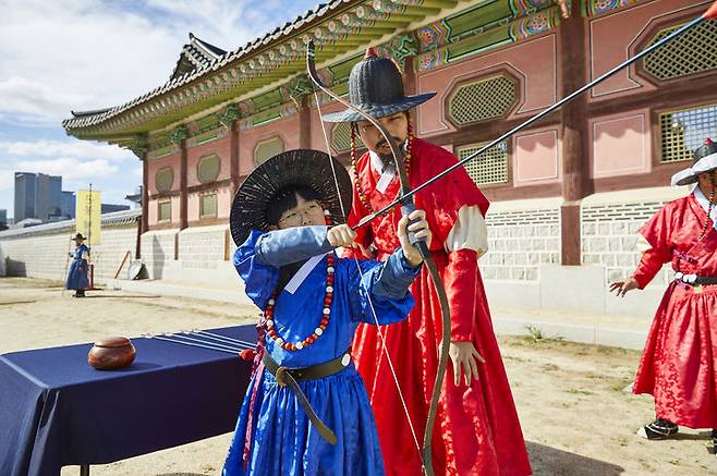 [서울=뉴시스] 갑사 취재 체험 (사진=국가유산청 제공) 2025.04.22. photo@newsis.com *재판매 및 DB 금지