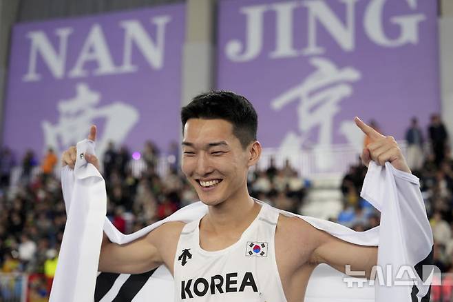 [난징=AP/뉴시스] 우상혁이 지난달 21일 중국 난징에서 열린 세계 육상 실내 선수권 대회 남자 높이뛰기 결승전에서 금메달을 획득한 후 기뻐하고 있다. 2025.03.21.