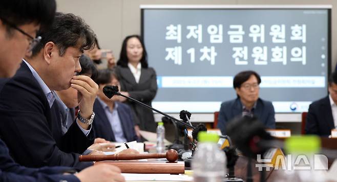 [세종=뉴시스] 강종민 기자 = 22일 세종시 정부세종청사에서 열린 최저임금위원회 제1차 전원회의에서 이인재 위원장이 노사 위원들의 발언을 진지한 표정으로 듣고 있다. 2025.04.22. ppkjm@newsis.com