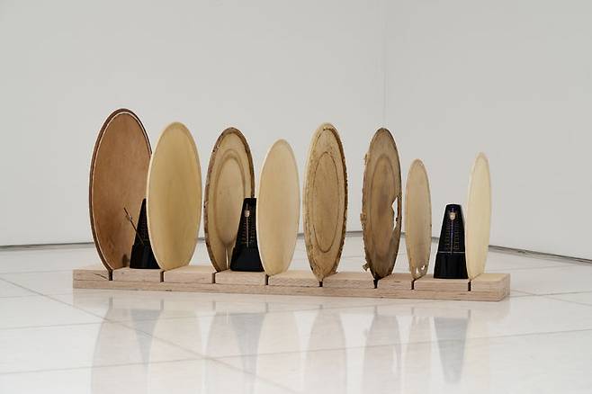 요한한 Yohan HÀN, 세 연주자 Three Musicians, 2025, Metronomes, drum skins, Audio dispositif, Variable dimension  *재판매 및 DB 금지