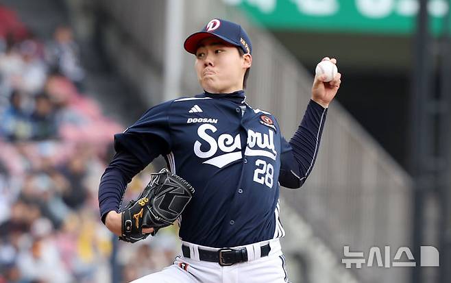 [서울=뉴시스] 김선웅 기자 = 지난 13일 서울 송파구 잠실야구장에서 열린 2025 프로야구 두산 베어스와 LG 트윈스의 경기, 두산 선발투수 최승용이 역투하고 있다. 2025.04.13. mangusta@newsis.com