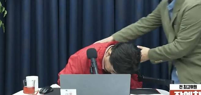 [서울=뉴시스] 생방송 도중 의식을 잃은 고성국. (출처=고성국TV 유튜브) 2025.04.22. photo@newsis.com *재판매 및 DB 금지