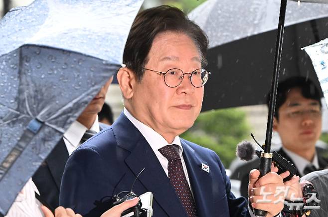 이재명 더불어민주당 대선 경선 후보가 22일 오전 서울 서초구 서울중앙지방법원에서 열린 '대장동 배임·성남FC 뇌물' 1심 속행 공판에 출석하고 있다. 류영주 기자