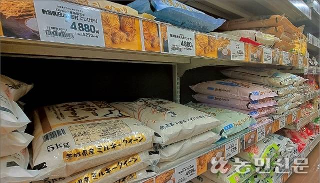 3월말 일본 도쿄 시내의 한 유통매장에 진열된 쌀 소포장품. 이 매장에 진열된 5㎏들이 제품은 한포대당 4500~4800엔대(4만5000~4만8000원대)라는 높은 가격에 판매되고 있다.