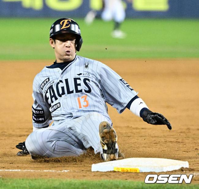 [OSEN=지형준 기자] 8회초 1사 1루에서 한화 최재훈이 심우준의 우전 안타에 3루로 슬라이딩을 들어가고 있다. 2025.04.09 / jpnews@osen.co.kr