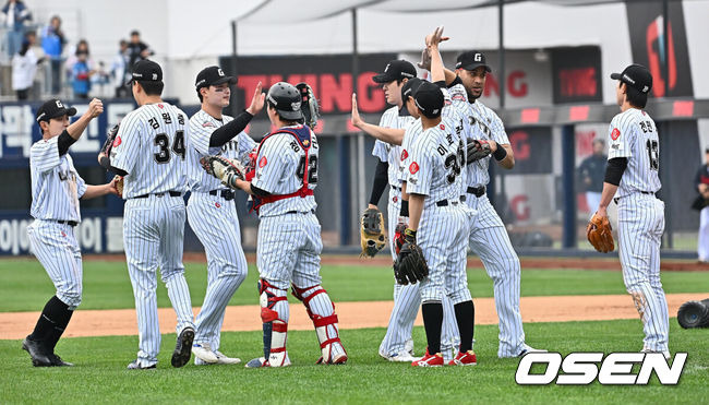 [OSEN=대구, 이석우 기자] 20일 대구삼성라이온즈파크에서 2025 신한 SOL 뱅크 KBO 리그 삼성 라이온즈와 롯데 자이언츠의 경기가 열렸다. 홈팀 삼성은 후라도가, 방문팀 롯데는 나균안이 선발 출전했다. 롯데 자이언츠 선수들이 삼성 라이온즈에 4-3으로 승리한 후 하이파이브를 하고 있다. 2025.04.20 / foto0307@osen.co.kr