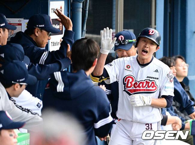 [OSEN=잠실, 지형준 기자] 19일 오후 서울 잠실구장에서 2025 신한 SOL뱅크 KBO리그 두산 베어스와 KIA 타이거즈의 경기가 열렸다.이날 두산은 최원준, KIA는 아담 올러를 선발로 내세웠다.1회말 무사에서 두산 정수빈이 선두타자 홈런을 날리며 이승엽 감독과 기뻐하고 있다. 정수빈은 1500안타를 달성했다. 2025.04.19 / jpnews@osen.co.kr