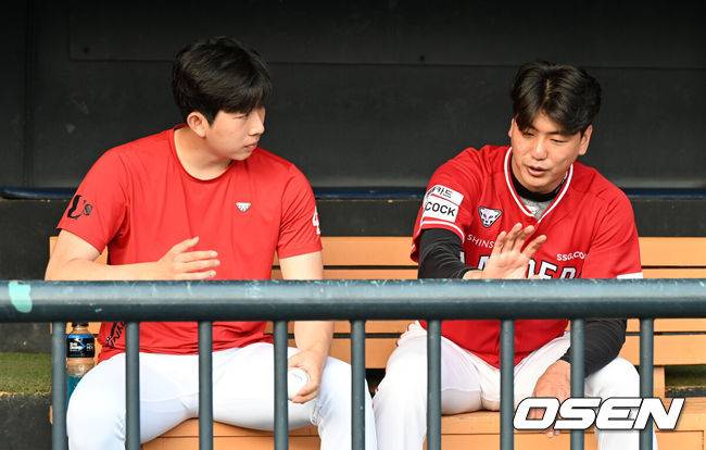 [OSEN=잠실, 지형준 기자] LG 트윈스가 SSG 랜더스와 주말 3연전에서 기선제압에 성공했다.LG는 3일 잠실구장에서 열린 2022 신한은행 SOL KBO리그 SSG와 시즌 7차전에서 7-1 승리를 거뒀다. 상대 선발을 일찍 무너뜨렸고, LG 외국인 선발 케이시 켈리도 SSG 킬러다운 투구를 보여줬다.켈리는 7이닝 동안 5피안타 6탈삼진 1볼넷 1실점 호투를 펼치면서 시즌 6승(1패)째를 챙겼다. 지난달 22일 SSG 상대로 7이닝 무실점으로 호투를 펼치고도 승수를 쌓지 못했던 켈리는 이날 SSG전 첫 승리를 거뒀다.경기에 앞서 SSG 오원석, 김광현이 더그아웃에서 이야기를 나누고 있다. 2022.06.03 /jpnews@osen.co.kr