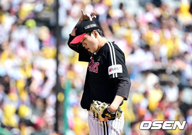 [OSEN=인천, 최규한 기자] 20일 오후 인천 SSG랜더스필드에서 ‘2025 신한 SOL Bank KBO리그’ SSG 랜더스와 LG 트윈스의 경기가 열렸다.이날 홈팀 SSG은 드류 앤더슨, 방문팀 LG는 김주온을 선발로 내세웠다.1회말 무사 만루 상황 LG 선발 김주온이 모자를 고쳐쓰고 있다. 2025.04.20 / dreamer@osen.co.kr