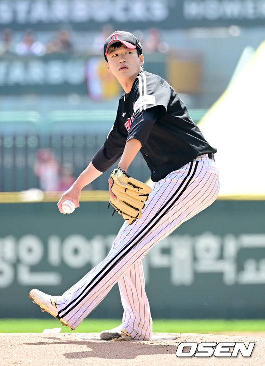 [OSEN=인천, 최규한 기자] 20일 오후 인천 SSG랜더스필드에서 ‘2025 신한 SOL Bank KBO리그’ SSG 랜더스와 LG 트윈스의 경기가 열렸다.이날 홈팀 SSG은 드류 앤더슨, 방문팀 LG는 김주온을 선발로 내세웠다.1회말 LG 선발 김주온이 힘차게 공을 뿌리고 있다. 2025.04.20 / dreamer@osen.co.kr