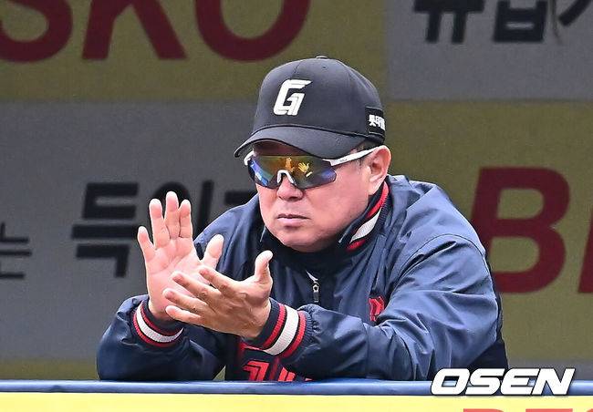 [OSEN=대구, 이석우 기자] 20일 대구삼성라이온즈파크에서 2025 신한 SOL 뱅크 KBO 리그 삼성 라이온즈와 롯데 자이언츠의 경기가 열렸다. 홈팀 삼성은 후라도가, 방문팀 롯데는 나균안이 선발 출전했다. 롯데 자이언츠 김태형 감독이 9회말 승리가 가까워지자 박수를 치고 있다. 2025.04.20 / foto0307@osen.co.kr