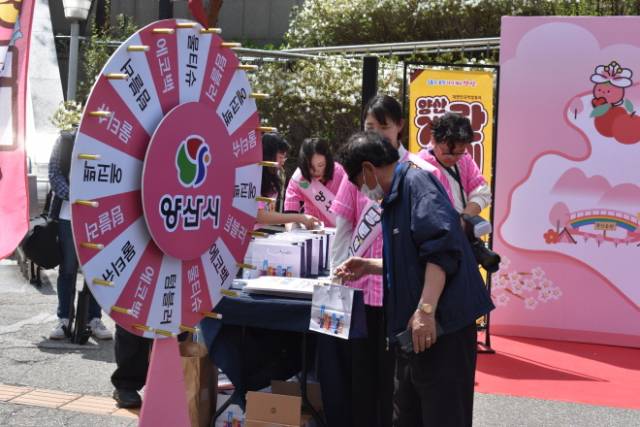 ▲ 21일 서울역 광장에서 한 시민이 꽝 없는 룰렛을 돌리고 기념품을 받고 있다. ⓒ프레시안(석동재)