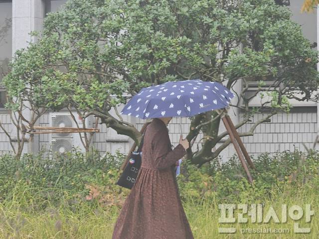 ▲광주 동구 법원 인근에서 비를 피해 우산을 쓰고 한 시민이 걸어가고 있다ⓒ프레시안(김보현)