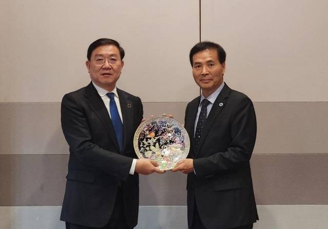 ▲황효진 인천시 글로벌도시정무부시장(오른쪽)과 왕 펑 차오 중국 청두시장(왼쪽) 기념촬영 ⓒ인천광역시