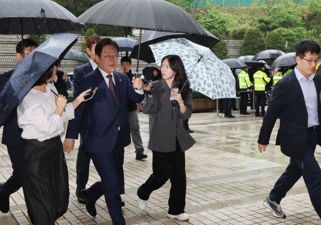▲더불어민주당 이재명 대선 경선 후보가 22일 서울 서초구 서울중앙지법에서 열린 '대장동 배임·성남FC 뇌물' 1심 속행 공판에 출석하고 있다. 한편 경찰은 이 후보의 신변보호 조치를 강화할 예정이다. ⓒ연합뉴스