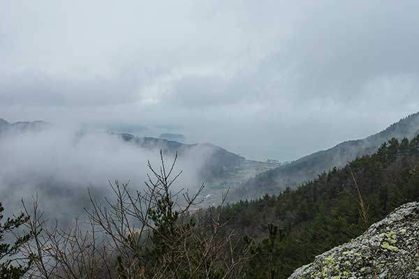 한 편의 수묵화처럼 고요한 고흥 앞바다의 풍경.