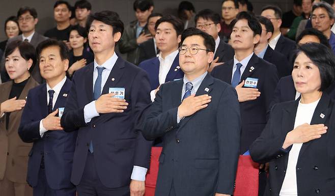 22일 더불어민주당 방송·콘텐츠특별위원회 출범식에서 박찬대 당대표 직무대행 겸 원내대표, 최민희 과학기술정보방송통신위원장 등 참석자들이 국기에 경례하고 있다.