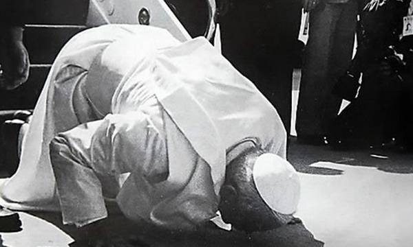 1984년 5월3일 사상 처음으로 한국을 찾은 교황 요한 바오로 2세가 김포공항에 착륙한 특별기에서 내리자마자&nbsp;한국 땅에 입맞춤을 하는 모습. 연합뉴스