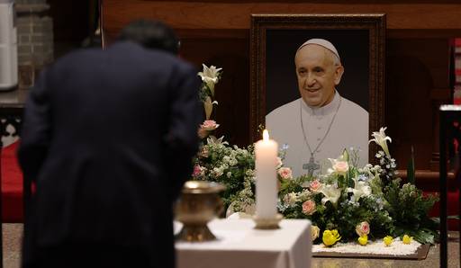 22일 프란치스코 교황의 분향소가 마련된 대구 중구 주교좌 계산대성당에서 한 신자가 조문하고 있다. 연합뉴스