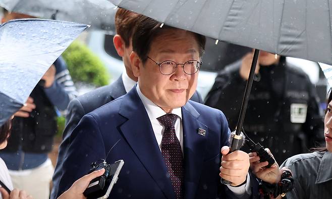이재명 제21대 대통령 선거 더불어민주당 경선 후보가 22일 서울 서초구 서울 서초구 서울중앙지법에서 열린 대장동 배임 및 성남FC 뇌물 의혹 사건 75차 공판에 출석하고 있다. 뉴시스