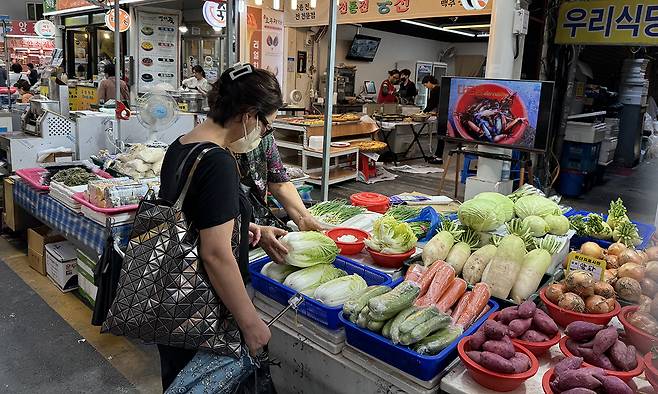 선거의 ‘바로미터’로 통하는 충청권의 6·3 조기 대선 표심은 아직 정해지지 않은 듯 보인다. 사진은 21일 대전 동구 중앙시장에서 만난 시민 모습. 대전=강은선 기자
