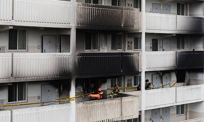 22일 소방 등 관계자들이 지난 21일 화재가 발생한 서울 관악구 봉천동의 한 아파트에서 합동감식을 하고 있다. 뉴스1