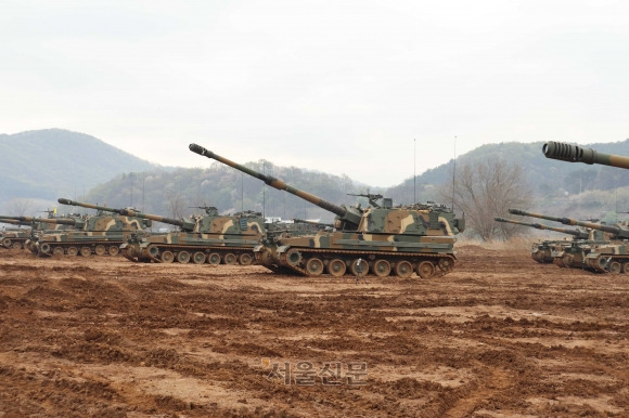 육군 1군단은 21일, 경기도 파주에서 포탄 사격훈련을 실시했다. 이번 훈련은 ‘9.19 군사합의’로 사격이 중단되었던 美스토리사격장 표적지에 7년만에 재개된 사격이다. 사진은 1포병여단 K9A1자주포가 포탄을 발사하고 있는 모습이다. 2025.4.22 (육군 제공)