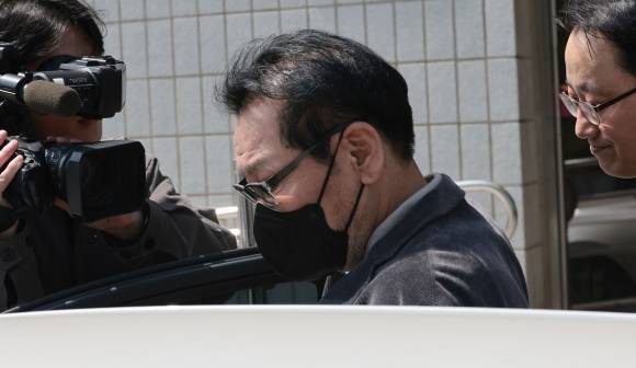 첫 재판 마친 공천헌금 의혹 ‘건진법사’ - 2018년 지방선거 당시 불법 정치자금을 수수한 혐의로 기소된 무속인 ‘건진법사’ 전성배씨가 7일 서울 양천구 남부지방법원에서 열린 불법 정치자금 수수 의혹 관련 재판을 마친 뒤 법원 청사를 나와 차량에 탑승하고 있다. 2025.4.7 연합뉴스
