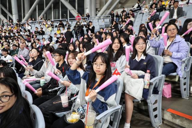 10일 키움히어로즈 홈경기를 보기 위해 서울 고척스카이돔을 찾은 대만 웨슬리여자고등학교 학생들이 야구를 보며 응원하고 있다. 사진=이경운 기자