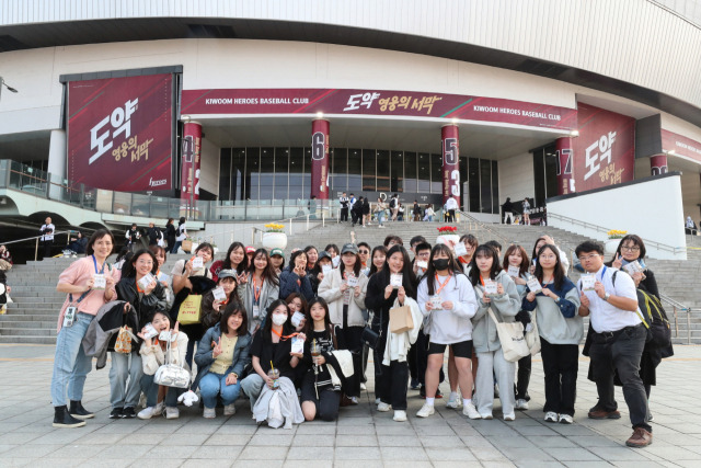 10일 키움히어로즈 홈경기를 보기 위해 서울 고척스카이돔을 찾은 웨슬리여자고등학교 학생들이 단체 사진 촬영을 위해 포즈를 취하고 있다. 사진 제공=한국관광공사