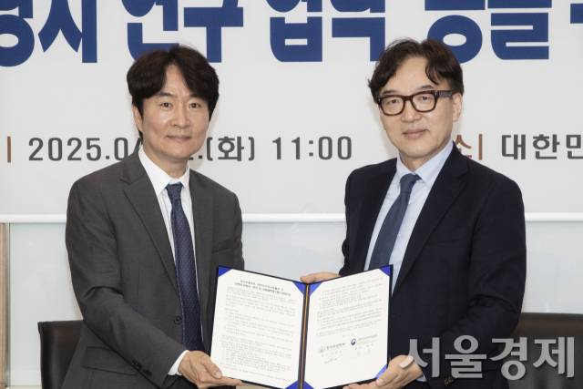 한수(오른쪽) 대한민국역사박물관 관장이 22일 서원석 한국관광학회장과 공동연구 협약을 체결한 후 기념촬영하고 있다. 사진 제공=대한민국역사박물관