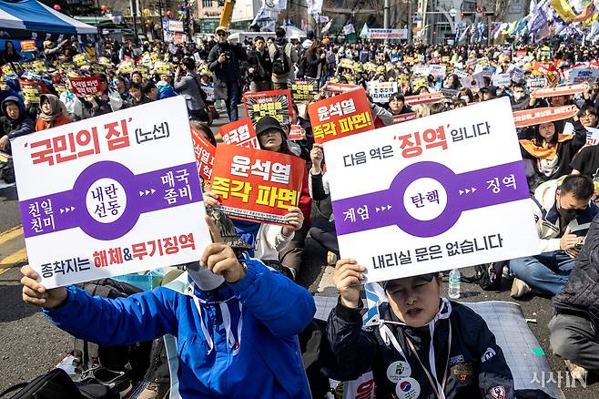 4월4일 서울 종로구 안국역 4번 출구 인근에 모인 시민들이 손피켓을 들고 있다. ⓒ시사IN 박미소