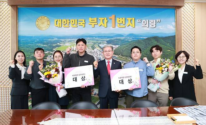 오태완(가운데) 의령군수가 '제1회 경남도 공간정보 드론 챔피언십 대회' 드론측량 종목과 지적측량 종목에서 대상을 수상한 직원들과 함께 화이팅을 외치고 있다. ⓒ의령군