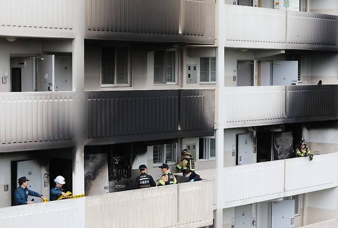 4월21일 서울 관악구 봉천동의 한 아파트에서 과학수사대원, 소방대원 등이 화재 현장을 살펴보고 있다. ⓒ연합뉴스