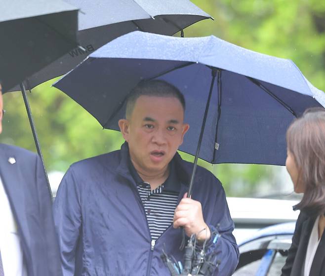 정치 브로커 명태균씨가 22일 창원지방법원 형사4부 심리로 진행된 정치자금법 위반 혐의 4차 공판에 출석하며 취재진의 질문을 받고 있다. ⓒ연합뉴스