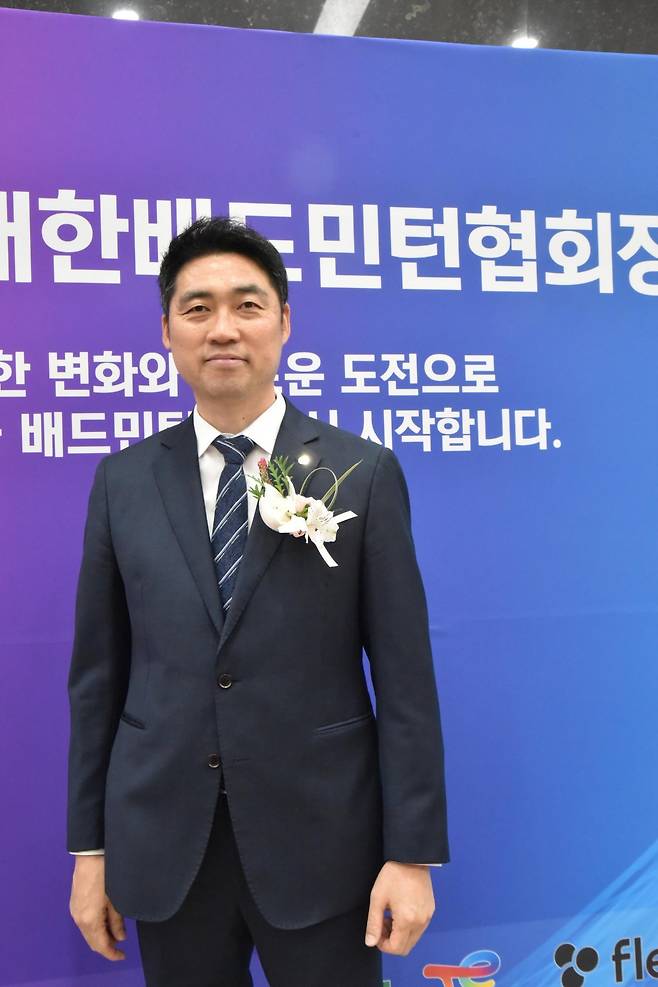 김동문 대한배드민턴협회 제32대 회장이 21일 서울 송파구 올림픽파크텔에서 열린 취임식을 앞두고 기념촬영을 하고 있다. 김 회장은 임기 중 배드민턴계의 갈등봉합과 쇄신에 집중한다. 사진제공｜대한배드민턴협회