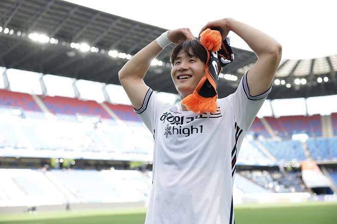 강원의 차세대 대형 수비수 신민하가 19일 울산문수경기장에서 열린 울산과 K리그1 원정경기에서 결승골을 넣고 2-1 승리를 확정한 뒤 원정 팬들에게 감사를 전하고 있다. 신민하는 강원이 브랜드화한 등번호 47번을 받으며 기대감을 높였다. 사진제공｜한국프로축구연맹