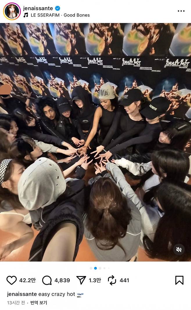 ‘하이브 여돌 단체 사진은 처음이지?’ 케이(K)팝 팬덤 사이 흔히 ‘르릿캣’으로 줄여 불리는 르세라핌과 아일릿, 캣츠아이 하이브 걸그룹 3인방의 ‘단체 사진’이 글로벌 SNS에서 뜨거운 화제다.  사진|허윤진 SNS 캡처