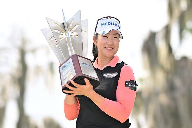 김아림이 지난 2월 미국 플로리다주 올랜도에서 열린 2025 LPGA 투어 시즌 개막전 힐튼 그랜드 토너먼트 오브 챔피언스에서 우승컵을 들고 환하게 웃고 있다.  ｜게티이미지