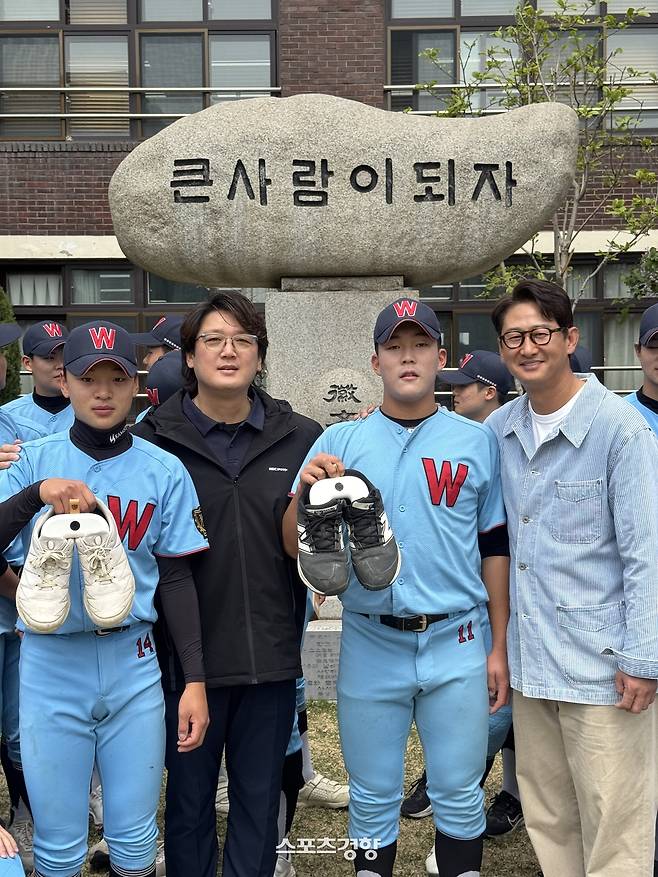 휘문고를 찾은 박용택과 김선우. 스포츠바이브 제공